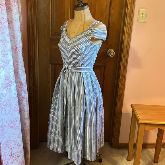 EUC WHBM  Blue & White Seersucker Dress Size 2 with pockets - Picture 10 of 14